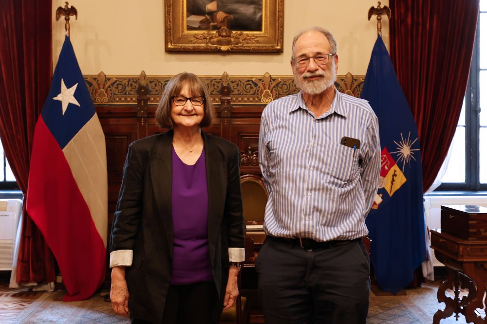El profesor fue recibido por la Rectora Devés. 